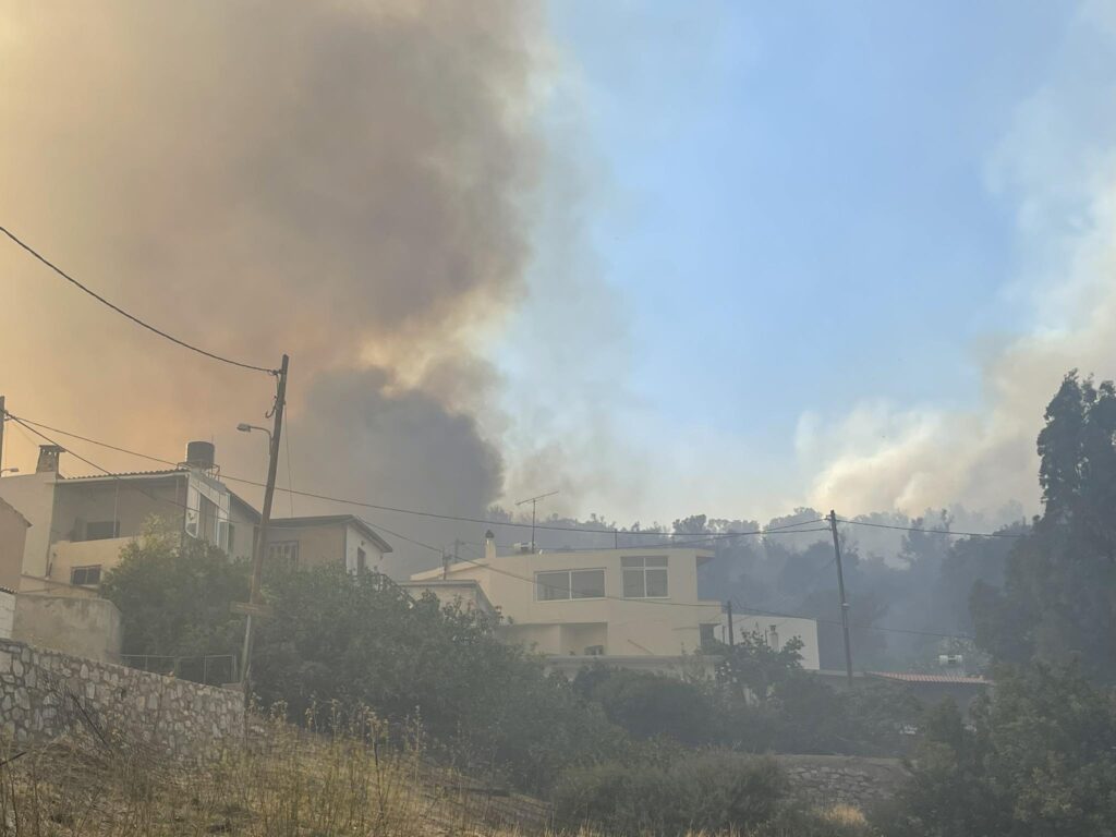 Ρέθυμνο: Σε πλήρη εξέλιξη τα πύρινα μέτωπα – Ενισχύονται οι δυνάμεις και από την Αθήνα