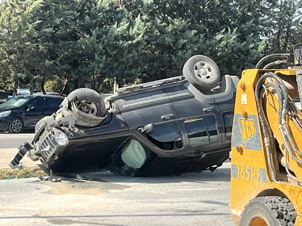 Λάρισα: Αυτοκίνητο τούμπαρε μετά από πρόσκρουση σε κιγκλιδώματα (pics)