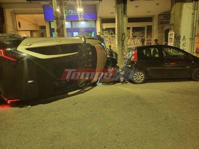 Πάτρα: Αυτοκίνητο «τούμπαρε» αφού παρέσυρε τρία αυτοκίνητα και τρία δίκυκλα (pics)