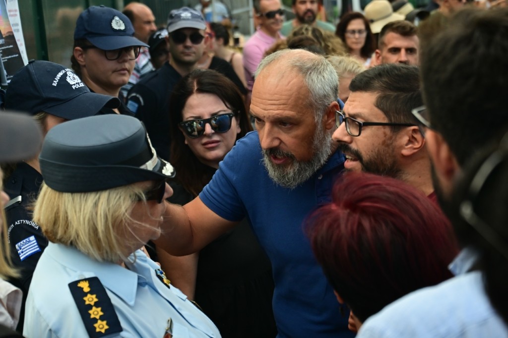 Ένταση και χημικά έξω από το Υπουργείο Παιδείας σε συγκέντρωση διαμαρτυρίας εκπαιδευτικών