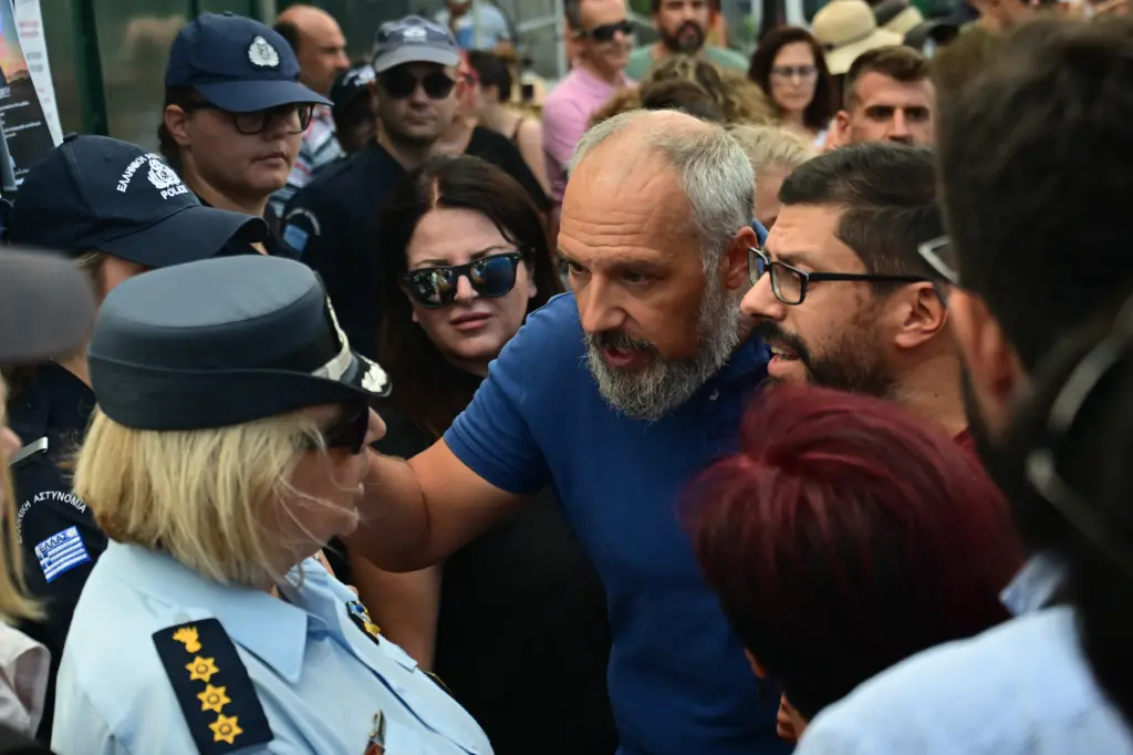 Ένταση και χημικά έξω από το Υπουργείο Παιδείας σε συγκέντρωση διαμαρτυρίας εκπαιδευτικών