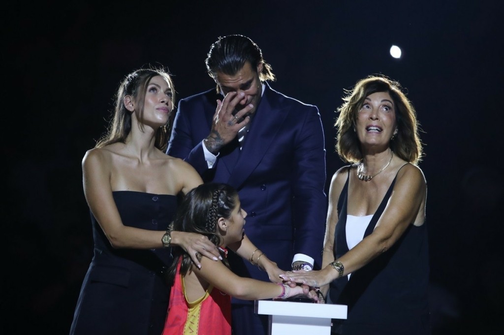 Γιώργος Πρίντεζης: Στον ουρανό του ΣΕΦ η φανέλα με το «15» (pics)