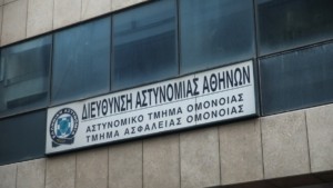 Ένοχοι οι δύο αστυνομικοί για τον βιασμό 19χρονης μέσα στο ΑΤ Ομόνοιας – Σήμερα θα ανακοινωθούν οι ποινές