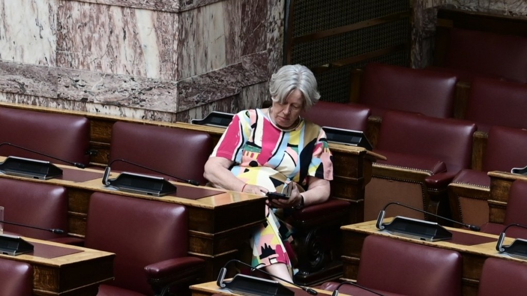 Αθηνά Λινού: Κάθισε στα έδρανα της Νέας Αριστεράς – Κίνηση με συμβολισμό;