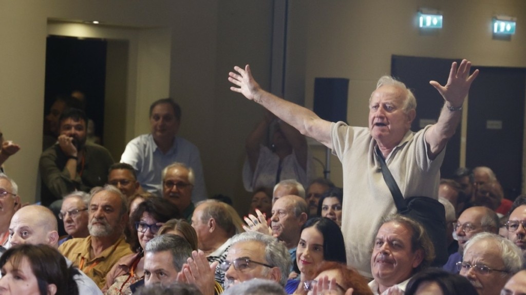ΣΥΡΙΖΑ: «Ενορχηστρωτής» ο πατέρας του Στέφανου Κασσελάκη κατά τη διάρκεια της ομιλίας του (vid)