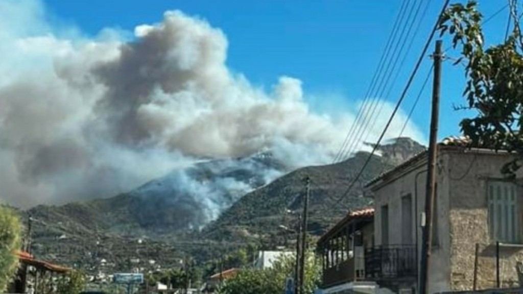 Καίει ανεξέλεγκτο το μέτωπο στα Ροζενά Κορινθίας – Μπαράζ μηνυμάτων από το 112 (pics & vid)