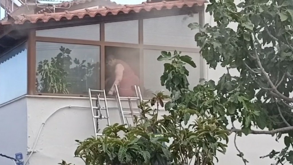 Φωτιά σε μονοκατοικία στο Μενίδι – Εγκλωβίστηκε μία γυναίκα (vid)