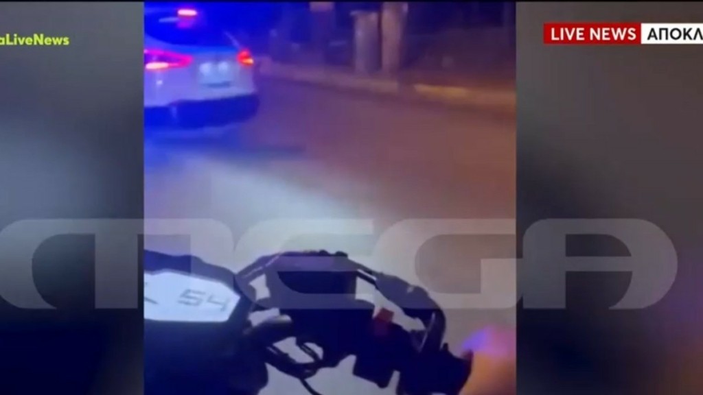 Κέρκυρα: Περιπολικό πέφτει πάνω σε μηχανή με δύο νεαρούς – Βίντεο ντοκουμέντο