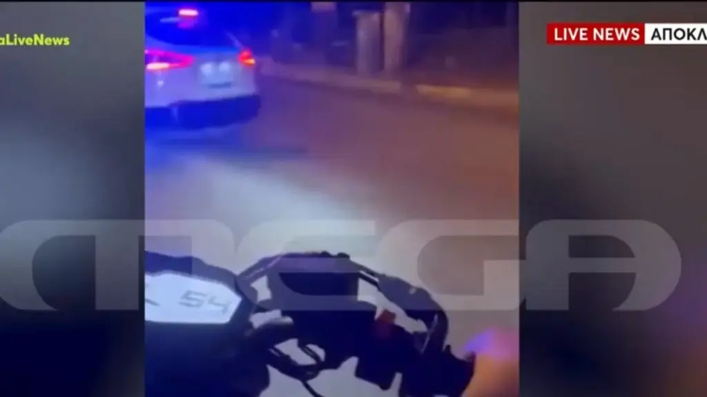 Κέρκυρα: Περιπολικό πέφτει πάνω σε μηχανή με δύο νεαρούς – Βίντεο ντοκουμέντο