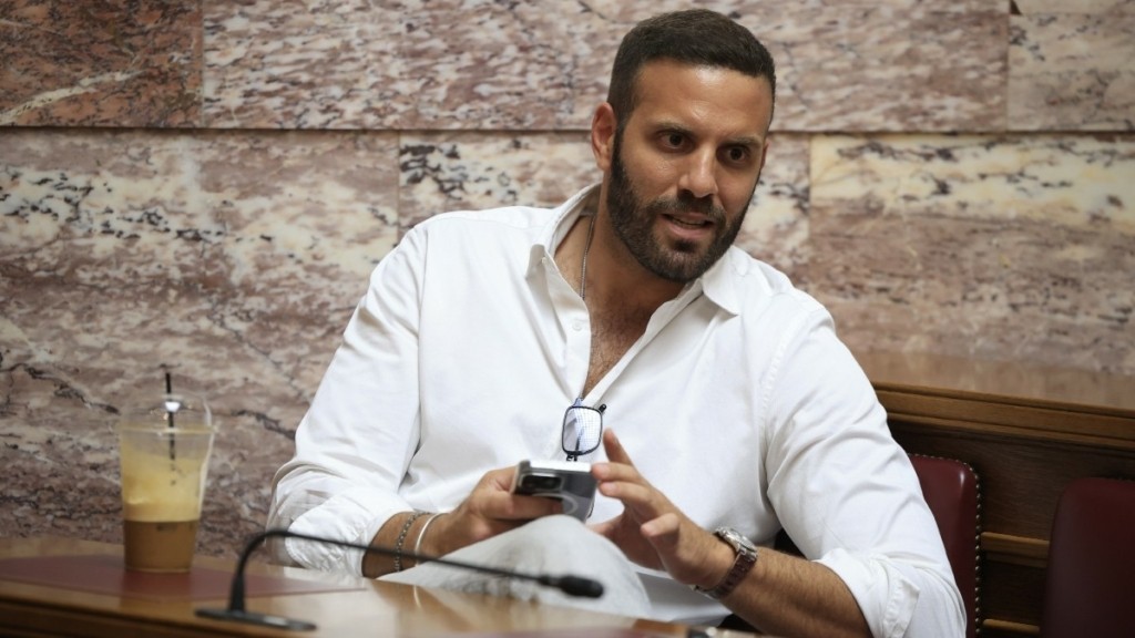 Νίκος Παππάς: Βόλτα με μελαχρινή συνοδό στη Γλυφάδα