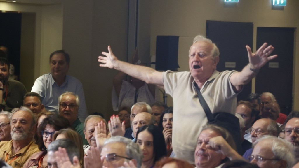 H πρώτη αντίδραση του πατέρα Κασσελάκη μετά την πρόταση μομφής: «Είναι ανερχόμενος και όχι εξερχόμενος της πολιτικής σκηνής»