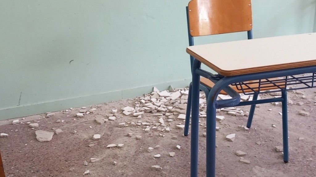 Θεσσαλονίκη: Έπεσαν σοβάδες σε σχολική αίθουσα – «Από τύχη δεν τραυματίστηκαν μαθητές» (vid)