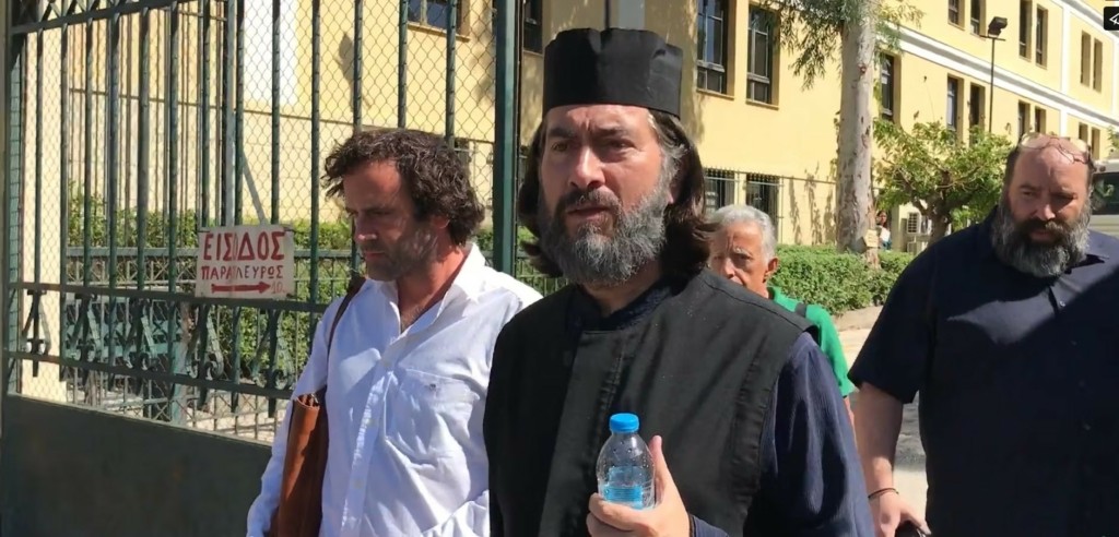 Δίκη Κιβωτού: Η αλλαγή στην εικόνα του Πατέρα Αντώνιου – Η στιγμή που βγαίνει από τα δικαστήρια