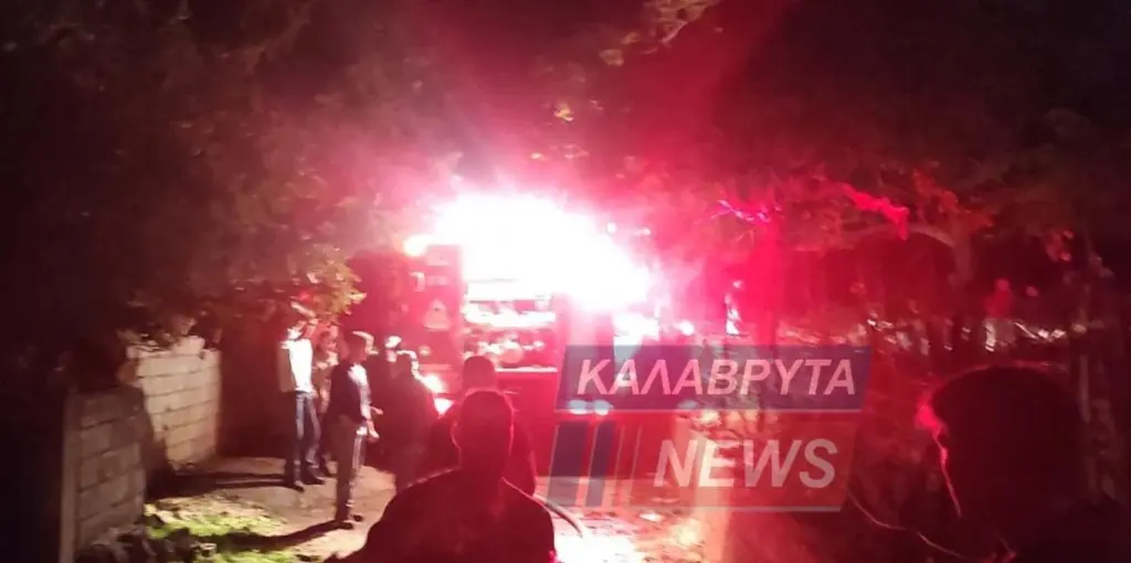 Καλάβρυτα: Τυλίχθηκαν στις φλόγες δύο σπίτια – Από θαύμα σώθηκε ηλικιωμένη (pics)