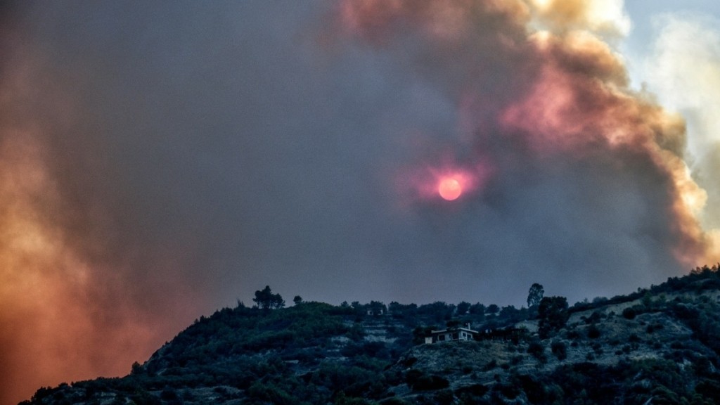 Φωτιά στο Ξυλόκαστρο: Συνεχίζονται οι μάχες με τις αναζωπυρώσεις – Μπαράζ μηνυμάτων από το 112 για εκκενώσεις οικισμών