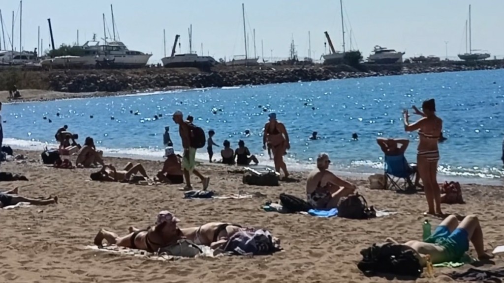 «Ξεχύθηκαν» στις παραλίες της Αττικής οι πολίτες – Παραμένουν καλοκαιρινές οι θερμοκρασίες