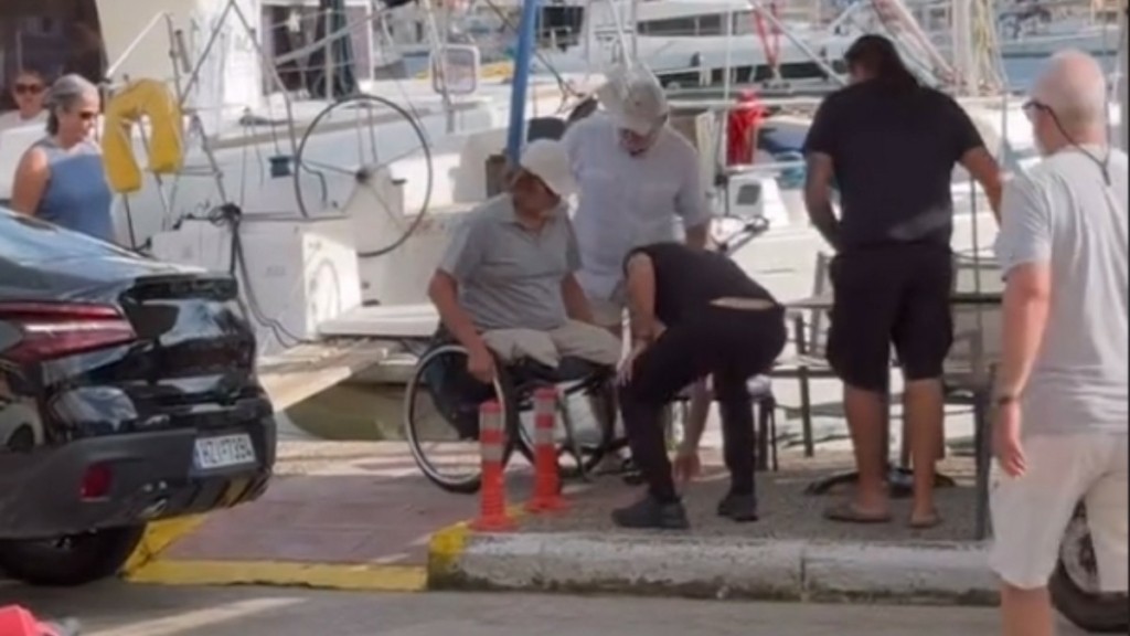 Εικόνες ντροπής σε νησί: Οδηγός πάρκαρε παράνομα αναγκάζοντας ένα ΑμεΑ να κατέβει από το καροτσάκι (vid)