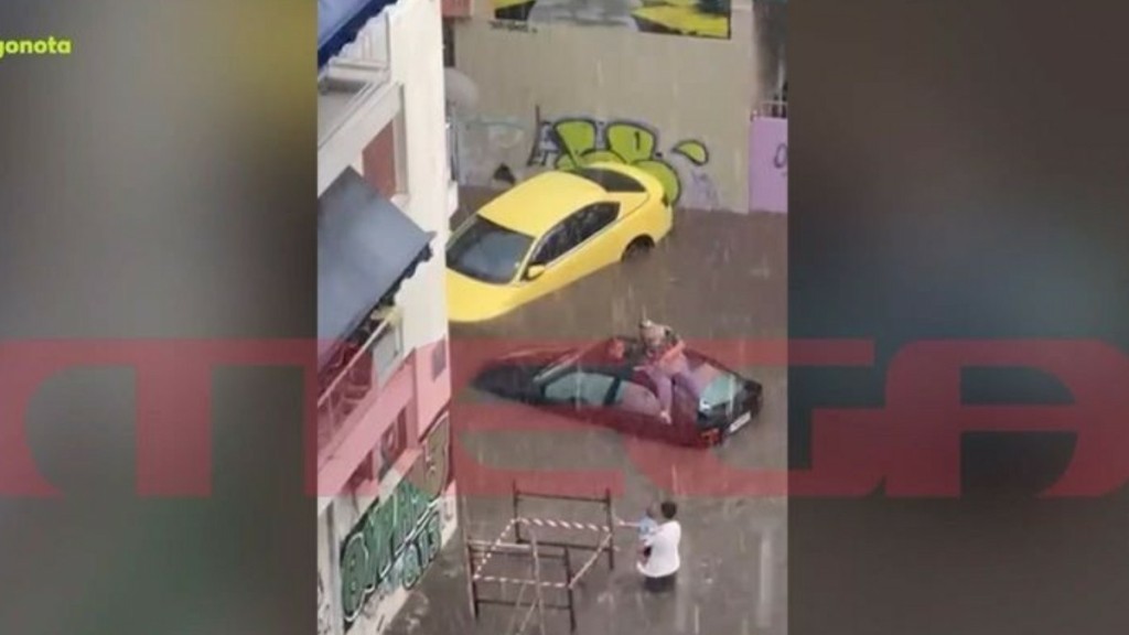 Κακοκαιρία «Atena»: Ζευγάρι στους Αμπελόκηπους ανέβηκε σε αυτοκίνητο για να σωθεί