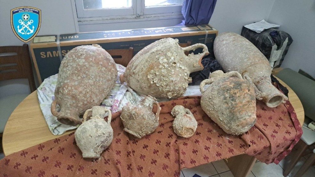 Εντόπισαν κλεμμένα αρχαία και αμφορείς στο Κερατσίνι