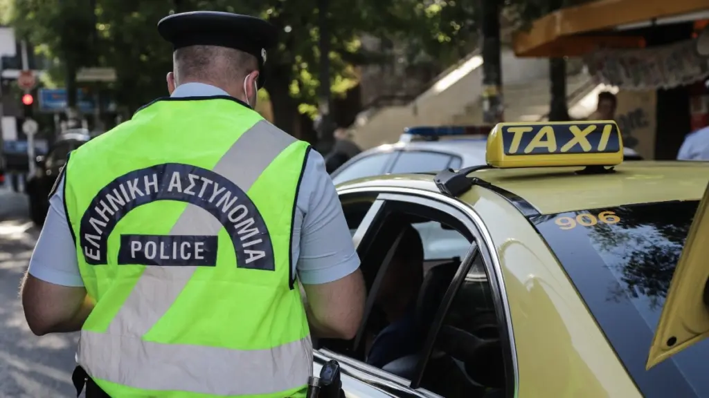 Ταξί: “Καμπάνα” 1.000 ευρώ σε όσους οδηγούς δεν έχουν το ειδικό αυτοκόλλητο για την πληρωμή με POS