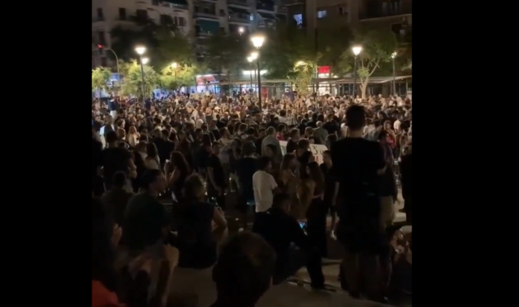 ΑΤ Αγίου Παντελεήμονα: Συγκέντρωση κόσμου για διαμαρτυρία για τον νεκρό μετανάστη