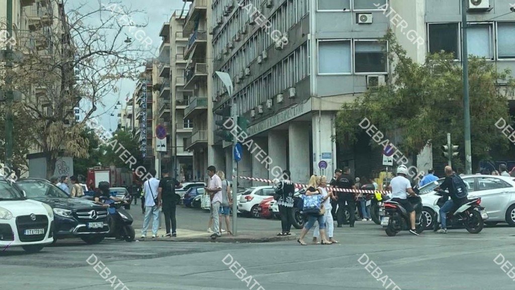 Συναγερμός στην Αχαρνών – Άνδρας στον 6ο όροφο πολυκατοικίας απειλεί να ανατιναχθεί με φιάλη προπανίου (pics)
