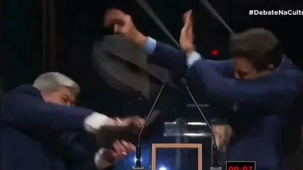 Απίστευτες εικόνες σε debate – Υποψήφιος έσπασε καρέκλα πάνω σε αντίπαλο του