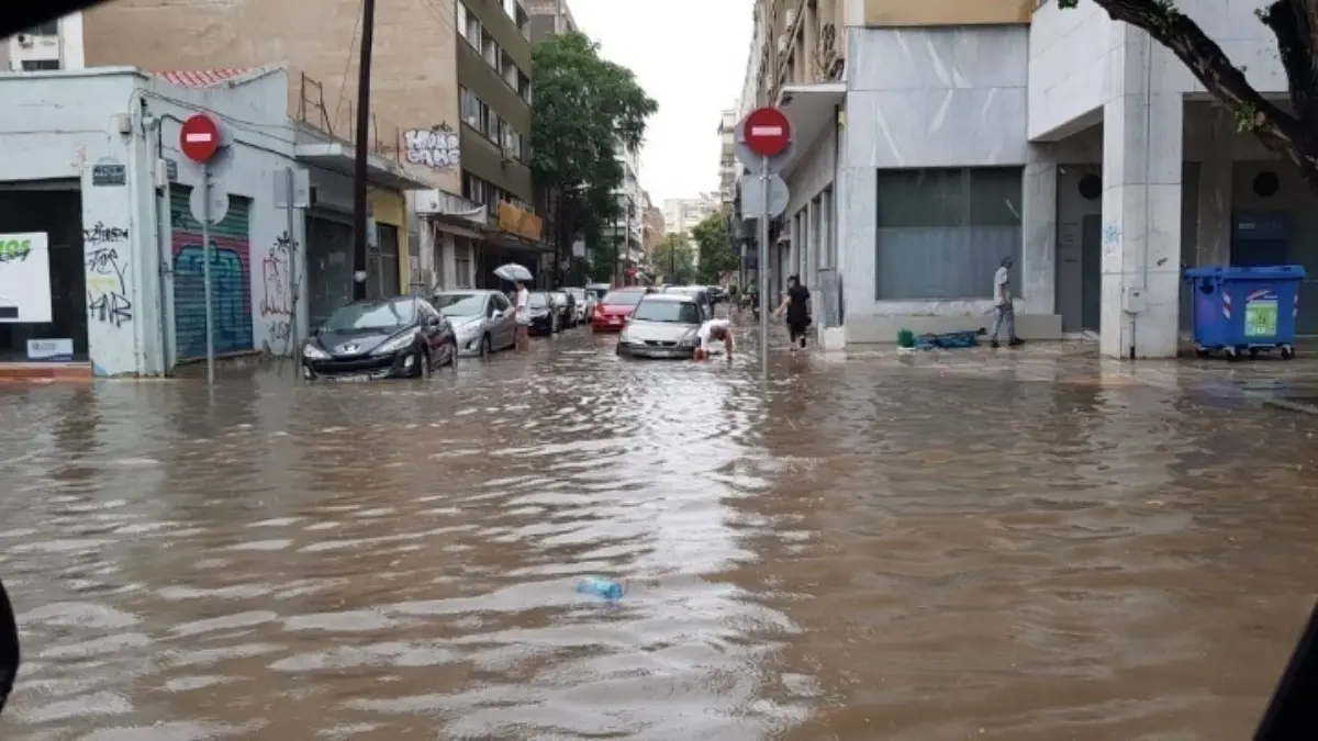 Κακοκαιρία Byron: Ισχυρές καταιγίδες τις επόμενες ώρες, πού θα “χτυπήσουν” – Νέα κόκκινη προειδοποίηση, τι θα γίνει στην Αττική