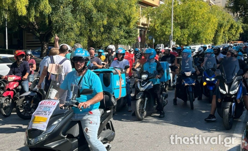 «Δεν πάει άλλο»: Μοτοπορεία διανομέων στο κέντρο της Θεσσαλονίκης (vid)