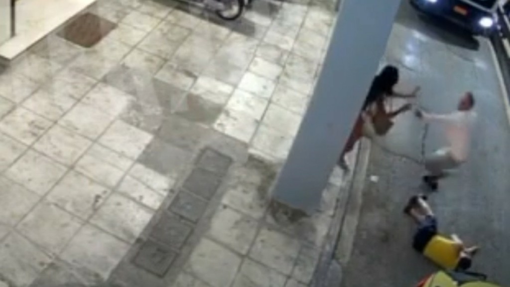 Εξιχνιάστηκε επίθεση σε βάρος διεμφυλικής γυναίκας στο κέντρο της Αθήνας – Δείτε αποκλειστικό βίντεο του DEBATER