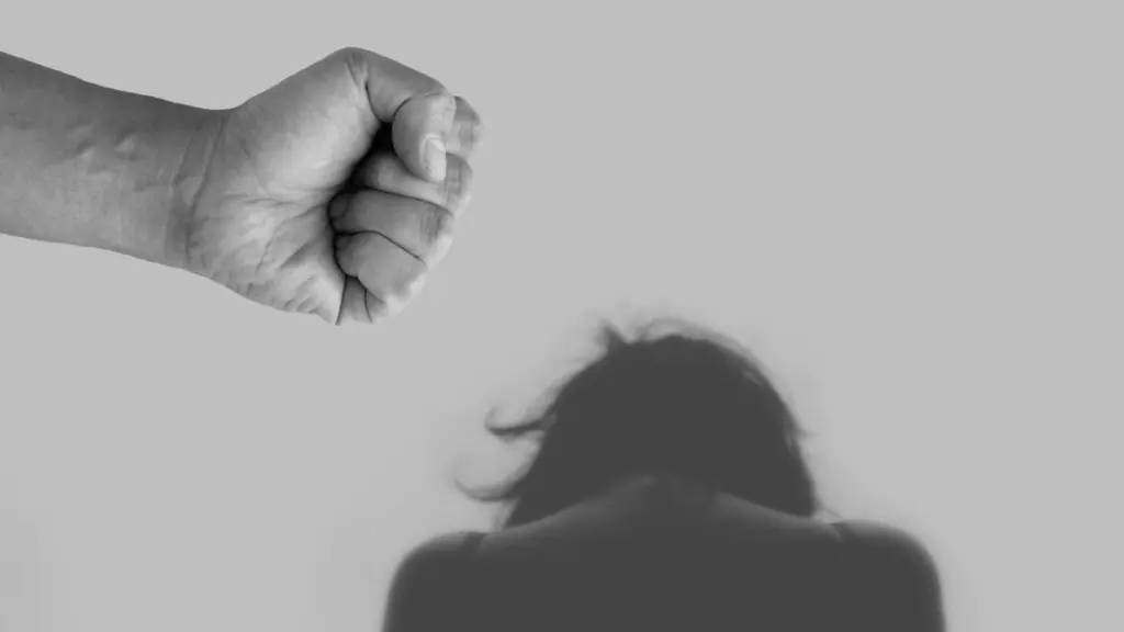 Χανιά: Σοβαρό επεισόδιο ενδοοικογενειακής βίας – Έβαλε το μαχαίρι στο λαιμό της συζύγου του την ώρα που μιλούσε στον γιό της