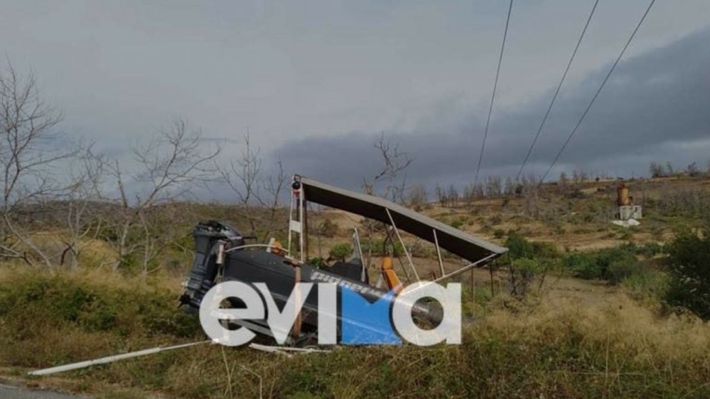 Εύβοια: Σκάφος έφυγε από τρέιλερ αυτοκινήτου και κατέληξε σε χωράφι (pics)