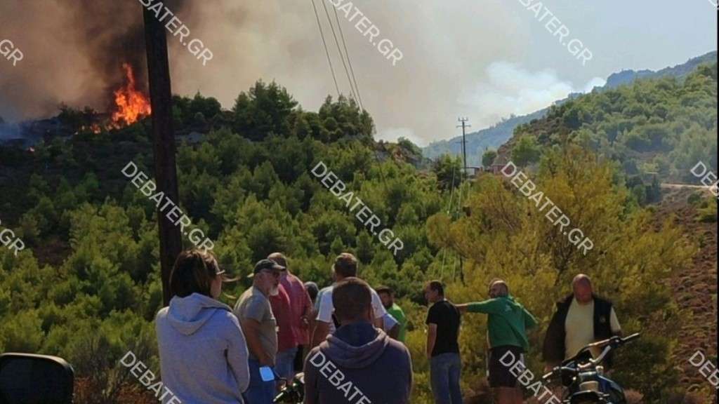 Πυρκαγιά στην Κορινθία: Εθελοντές δίνουν μάχη για να σώσουν τις εικόνες της Παναγίας Καταφυγιώτισσας (pics+vid)