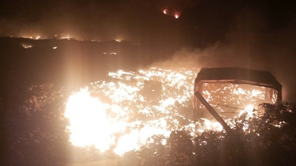 Φωτιά στην Κάρπαθο: Καλύτερη η εικόνα της πυρκαγιάς – Μεταβαίνουν αεροπορικώς 30 δασοκομάντος (pics&vids)