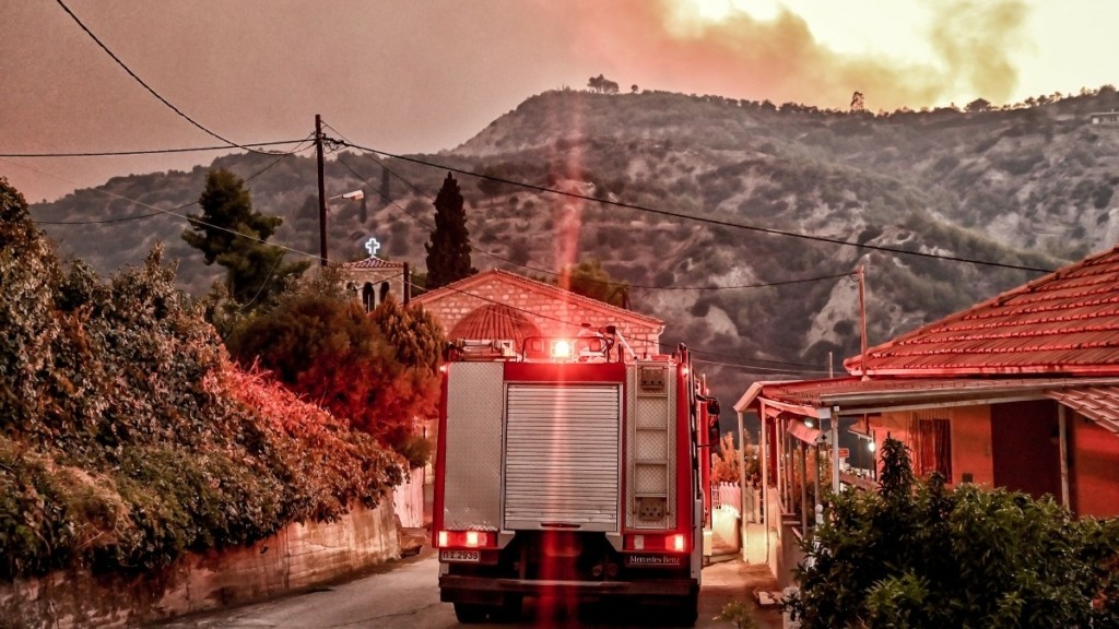 Φωτιά στο Ξυλόκαστρο: Μάχη με τις αναζωπυρώσεις – Νέο μήνυμα του 112 – Εκκενώνονται 4 οικισμοί
