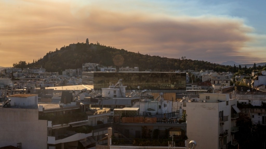 Φωτιά στο Ξυλόκαστρο: Οι καπνοί έφτασαν ως την Αττική (pics)