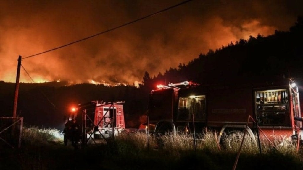 Φωτιά στο Ξυλόκαστρο: Τιτάνια μάχη με τις φλόγες και τις αναζωπυρώσεις – Τραυματίστηκαν δυο πυροσβέστες
