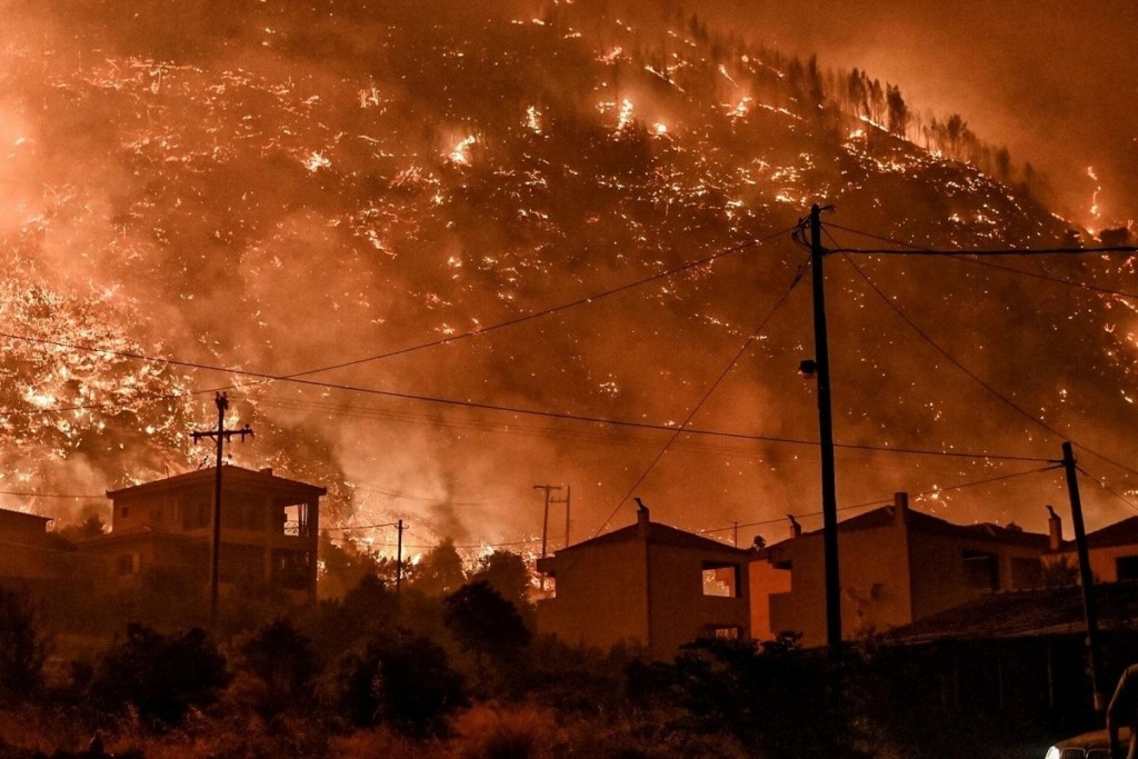 Δεύτερη νύχτα πύρινης κόλασης στην Κορινθία: Έκλεισε η εθνική οδός Πατρών – Κορίνθου και στα δύο ρεύματα