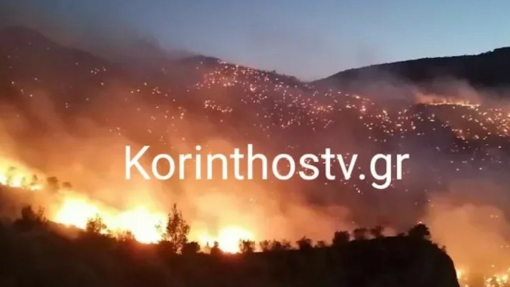 Καίει ανεξέλεγκτο το πύρινο μέτωπο στα Ροζενά Κορινθίας: Μπαράζ μηνυμάτων από το 112 – Έκτακτη σύσκεψη στην Πολιτική Προστασία