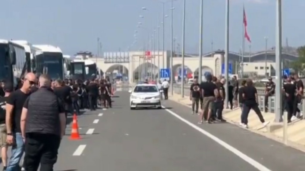 Γαλατάσαραϊ – ΠΑΟΚ: Πήρε από οπαδούς σημαίες της Ελλάδας και της Μακεδονίας