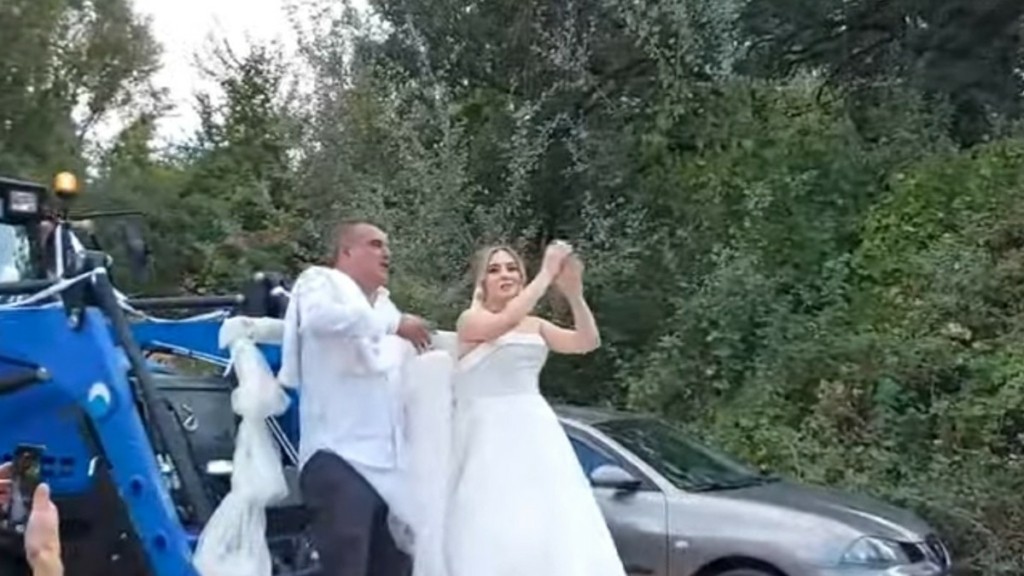 Κοζάνη: Η νύφη πήγε στο γάμο με τρακτέρ (vid)