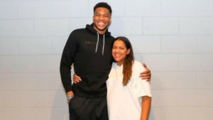 Γιάννης Αντετοκούνμπο για την ανανέωση στους Μπακς: «Πρέπει να ρωτήσω τη γυναίκα μου, δεν φοράω εγώ τα παντελόνια στη σχέση»