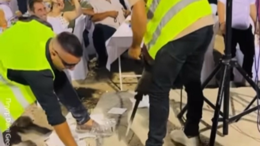 Γαμήλιο γλέντι από ταινία: Βγήκαν τα τρυπάνια κι ο εκσκαφέας και γκρέμισαν την πίστα (video)