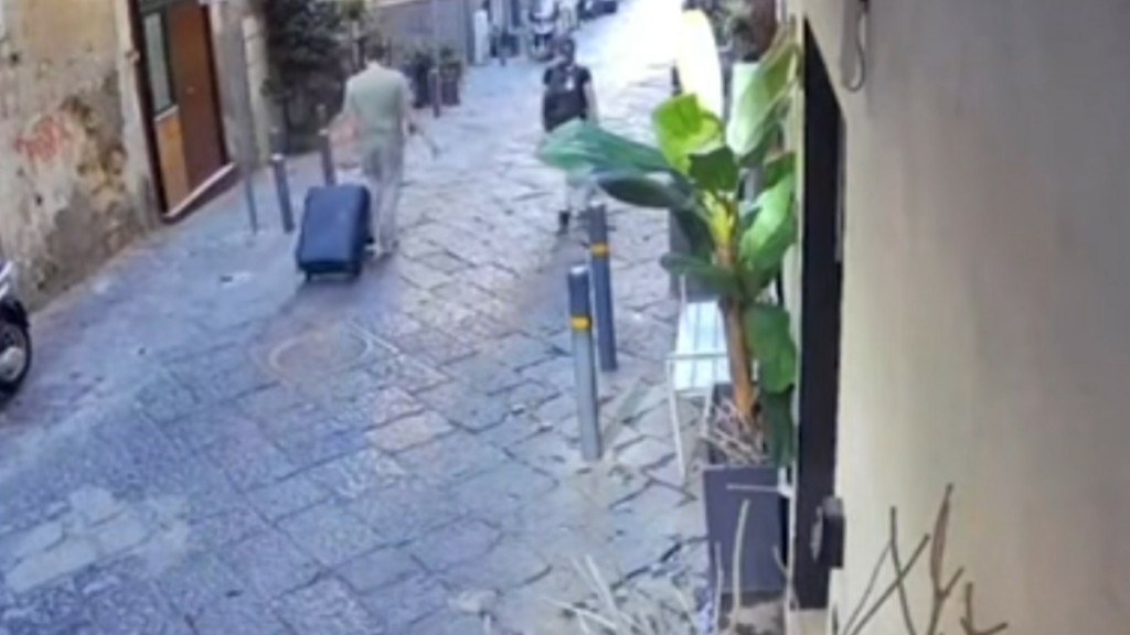 Ιταλία: Βίντεο-ντοκουμέντο από τη στιγμή που άγαλμα χτύπησε στο κεφάλι και σκότωσε 30χρονη τουρίστρια