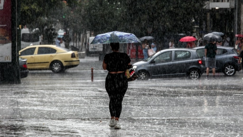 Καιρός αύριο: Βροχές και καταιγίδες από το μεσημέρι της Δευτέρας