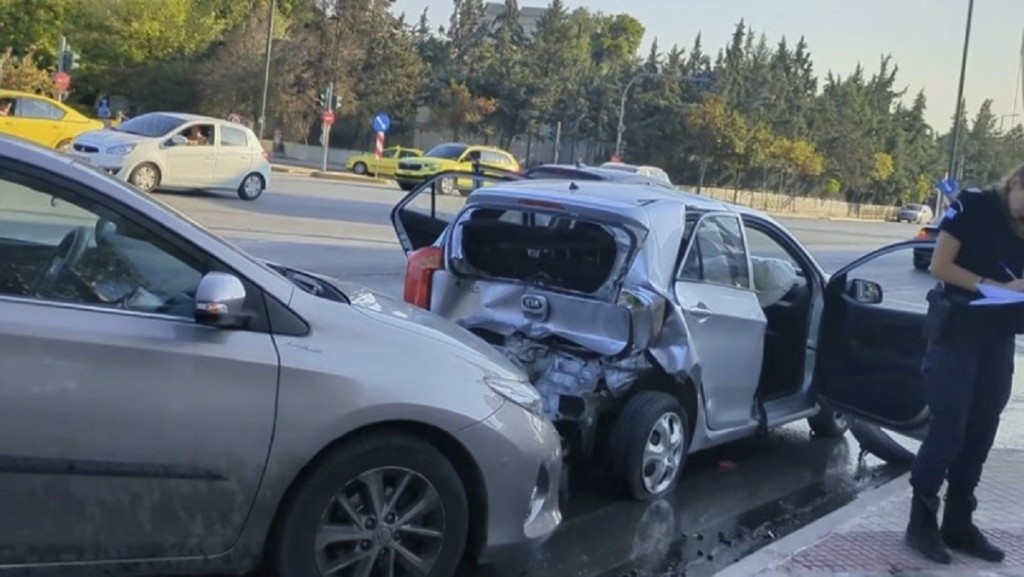 Καραμπόλα 4 οχημάτων στη Λεωφόρο Μεσογείων – Αυξημένη η κίνηση
