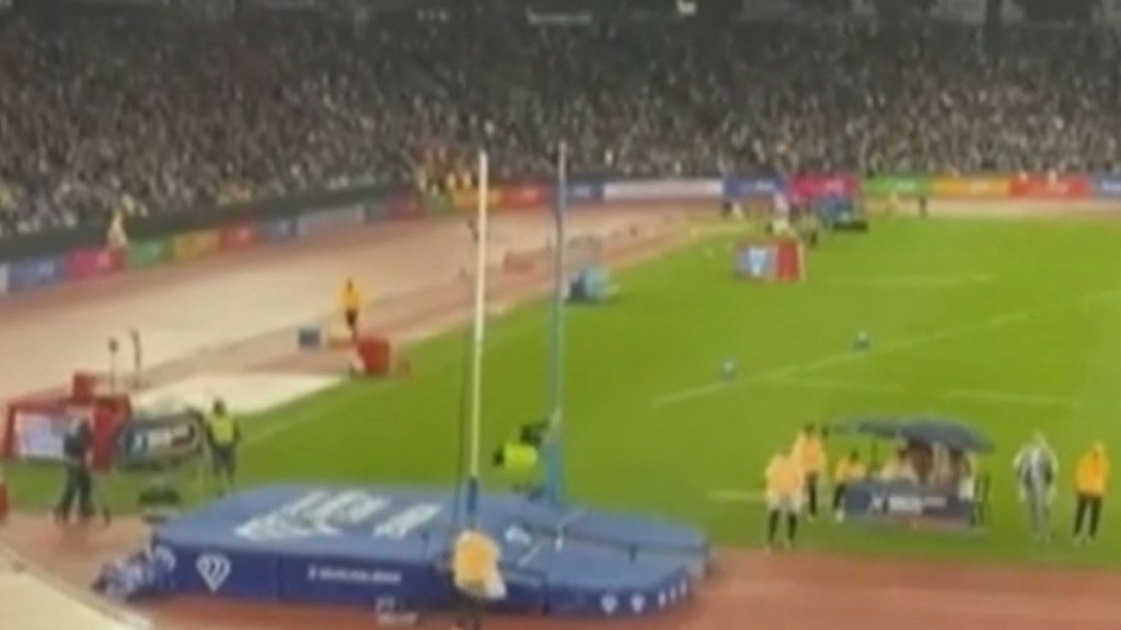 Εμμανουήλ Καραλής: Viral ατύχημα στο Diamond League – Γλίστρησε το κοντάρι στη βαλβίδα κι έκανε κωλοτούμπα (video)