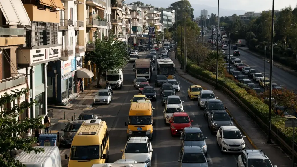 Κίνηση: Καθυστερήσεις σε Κατεχάκη και Αθηνών-Κορίνθου λόγω ακινητοποιημένων οχημάτων