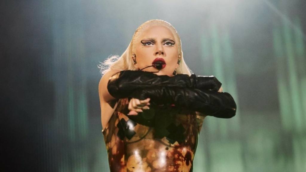 Lady Gaga – Στο Λούβρο με το συνεργείο της – Τι ετοιμάζει η τραγουδίστρια;