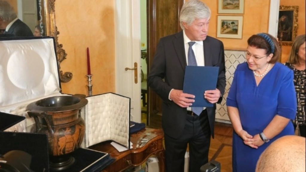 Λ. Μενδώνη: Εγγονός Ιταλού πρώην πρωθυπουργού της παρέδωσε αρχαίο αγγείο